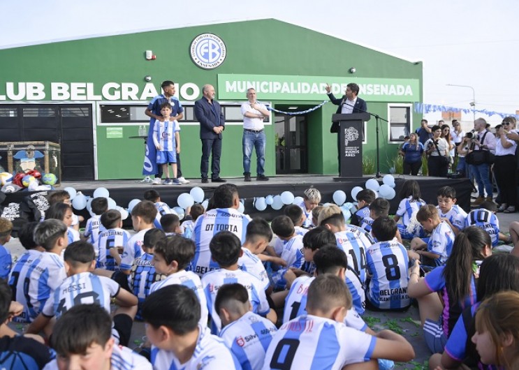 Kicillof inauguró un mega club en Ensenada y arremetió contra Milei: “Abandonan a los barrios populares”