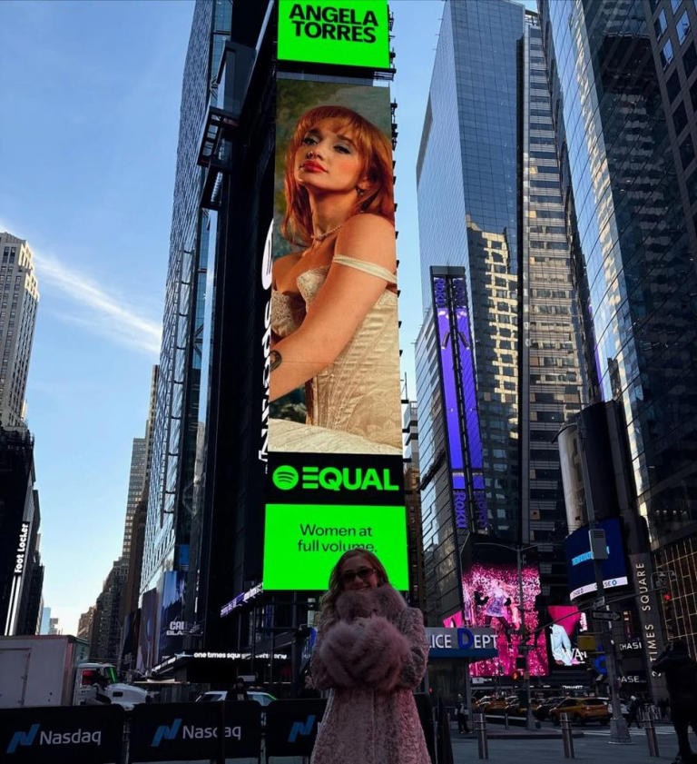 Ángela Torres estalló de emoción al verse gigante en Times Square: la conquista internacional que revolucionó sus redes