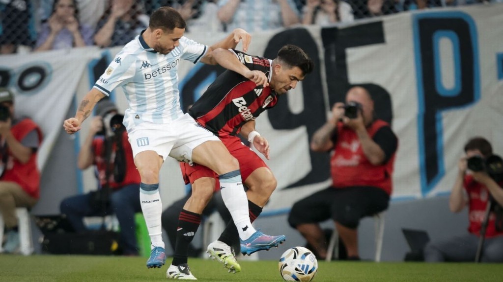 Racing venció 3-2 a River en un final de locura y se metió en cuartos del Clausura