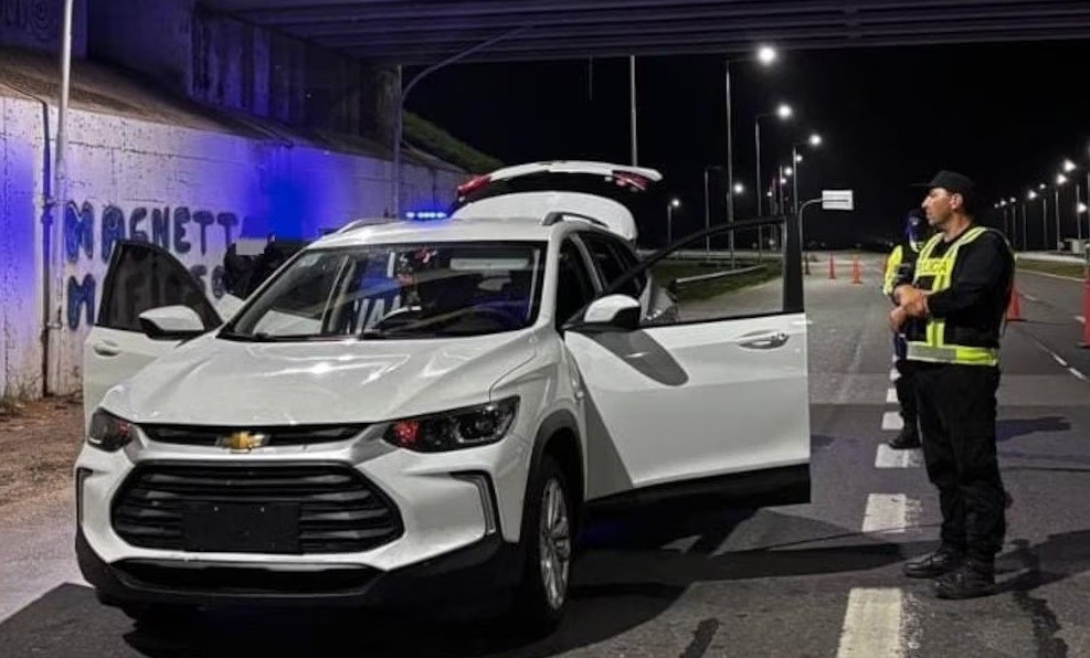 Viajaba con su hija de 4 años y llevaba un arsenal de drogas sintéticas oculto en la camioneta