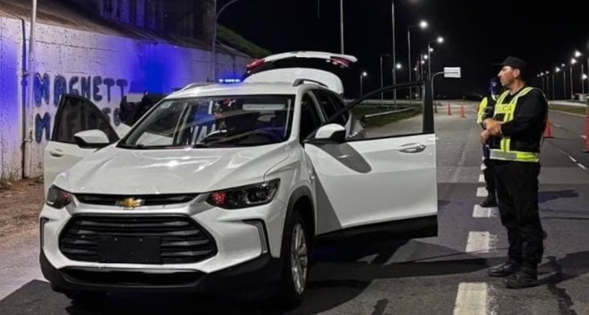 Viajaba con su hija de 4 años y llevaba un arsenal de drogas sintéticas oculto en la camioneta