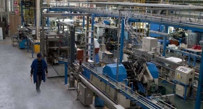 La industria se desploma: el Gobierno niega recesión mientras la producción cae a mínimos de los últimos años