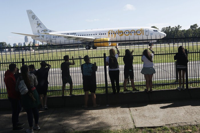 Flybondi en el ojo de la tormenta: masivas reprogramaciones navideñas generan indignación entre pasajeros