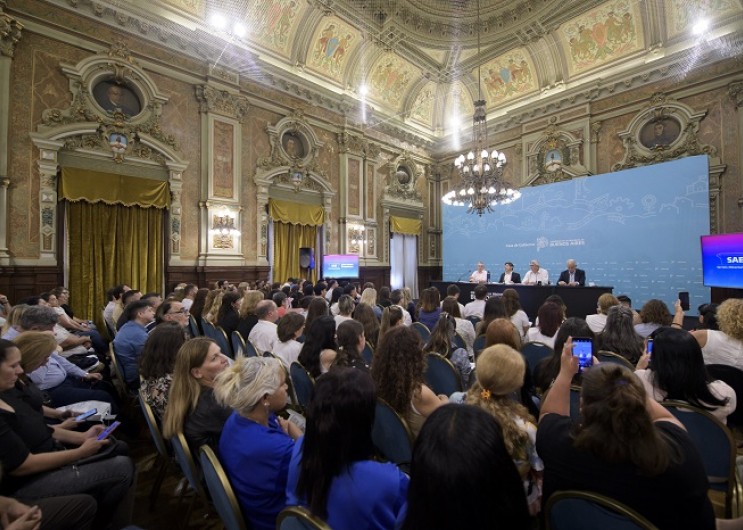 Kicillof apuesta fuerte en plena crisis: lanza un mega recetario escolar con 135 platos para 2,5 millones de chicos