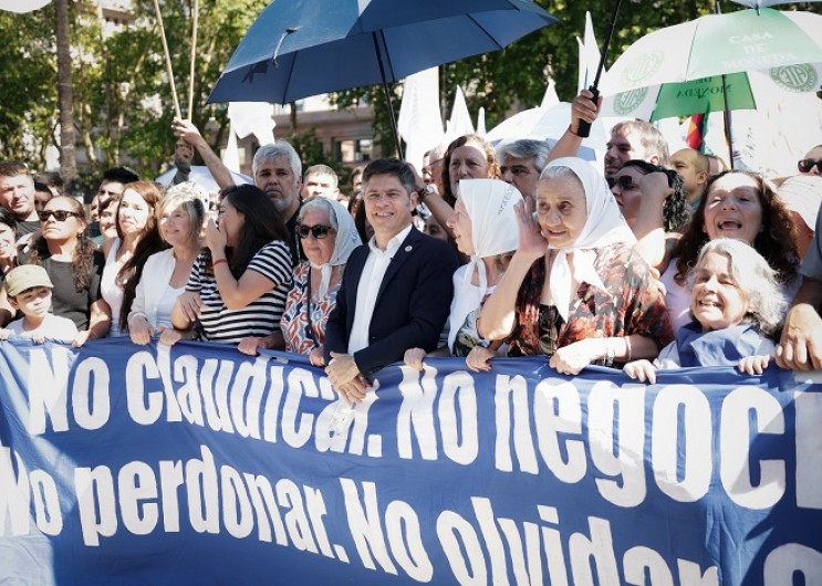 Kicillof encendió la Plaza: se sumó a la marcha de las Madres y llamó a “luchar, luchar y luchar” por Hebe