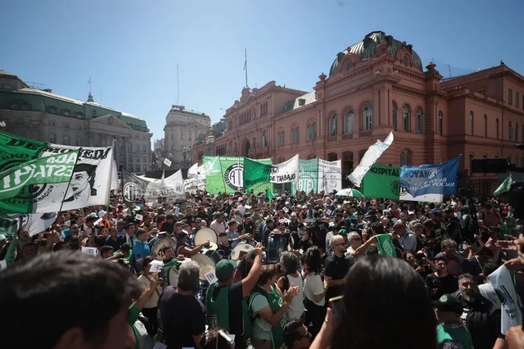 Estalla la tensión: paro nacional y marcha masiva al Congreso contra la reforma laboral de Milei