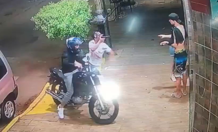 Terror en La Tablada: motochorros armados atacaron a una pareja y todo quedó grabado