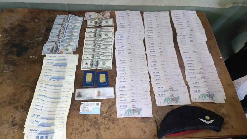 Cayó por un control de alcoholemia y lo atraparon con oro, dólares y un pedido de captura