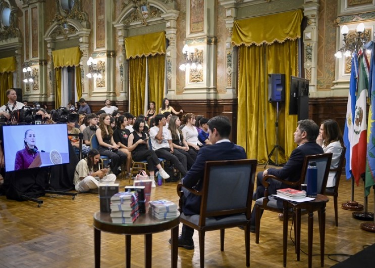 Kicillof se alineó con Sheinbaum y lanzó una ofensiva cultural: millones de libros gratis para jóvenes