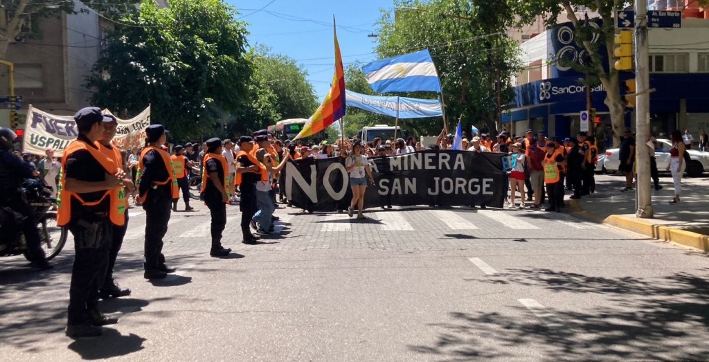 Mendoza se planta otra vez: una marea humana copó la Casa de Gobierno y le dijo no a la megaminería de Cornejo