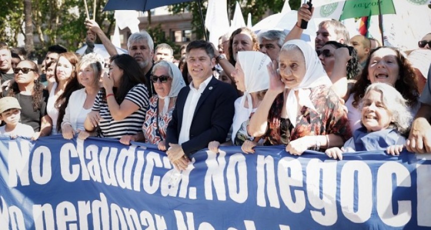 Kicillof encendió la Plaza: se sumó a la marcha de las Madres y llamó a “luchar, luchar y luchar” por Hebe