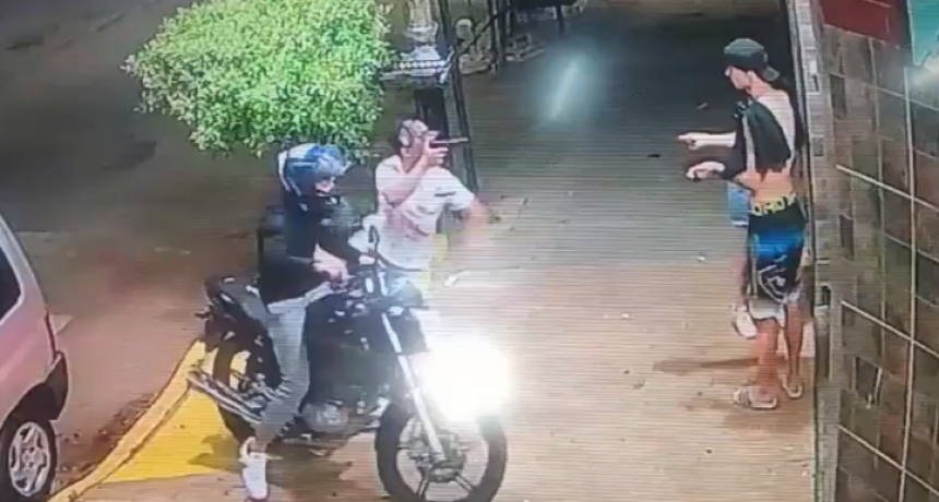 Terror en La Tablada: motochorros armados atacaron a una pareja y todo quedó grabado