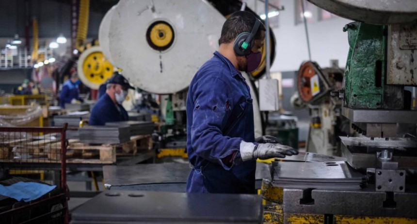 La industria sigue en picada: la capacidad instalada cayó al 61% y enciende alarmas