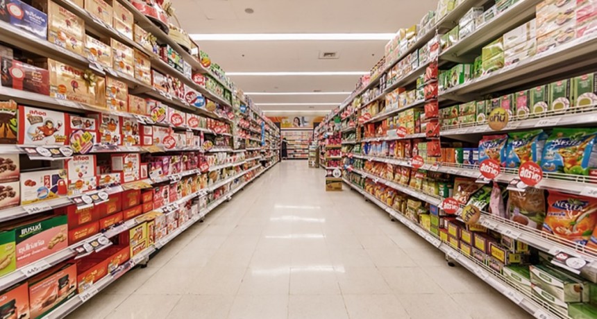 El consumo volvió a caer y golpea fuerte en supermercados y farmacias