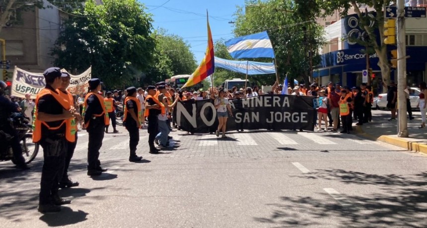 Mendoza se planta otra vez: una marea humana copó la Casa de Gobierno y le dijo no a la megaminería de Cornejo