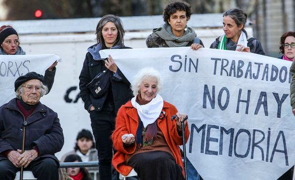 Marcha en Plaza de Mayo contra los despidos en Derechos Humanos