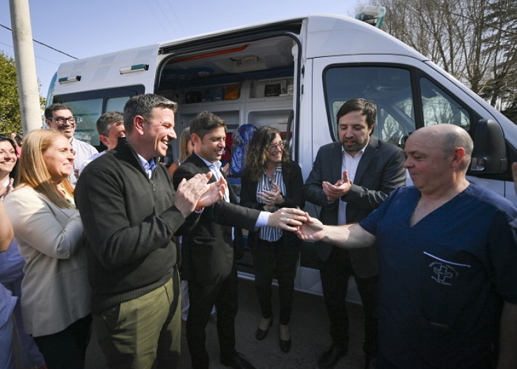 Kicillof entregó una nueva ambulancia y equipamiento para el Hospital de Roque Pérez