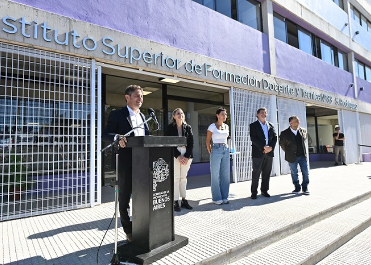 Kicillof inaugura nuevo edificio del Instituto N°83 de Formación Docente y Técnica